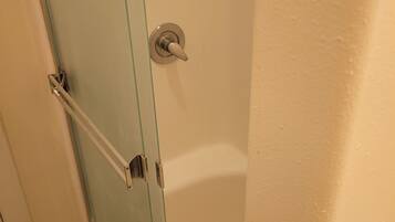 Douche, serviettes fournies, savon, papier toilette