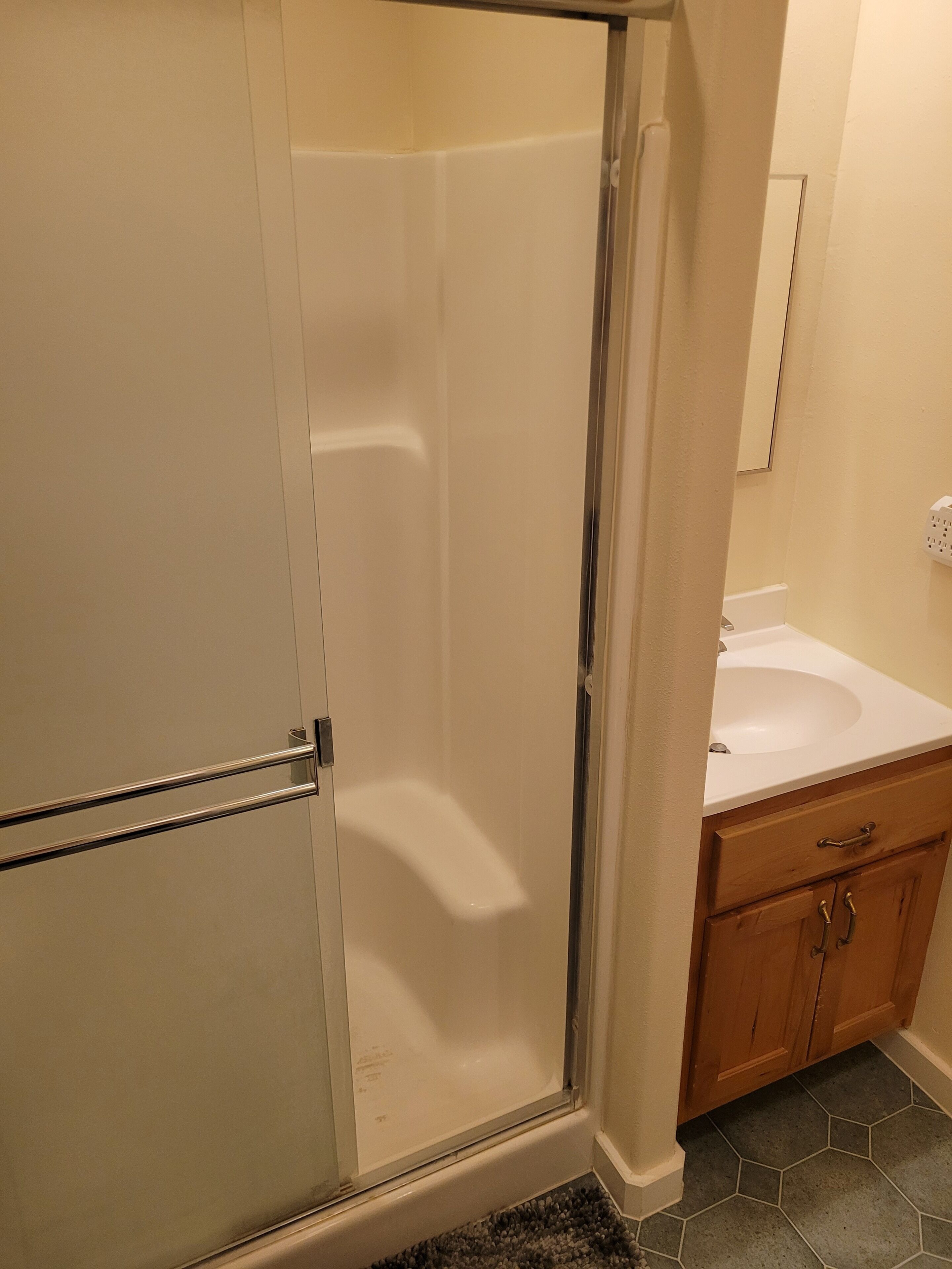 シャワー、タオル、石鹸、トイレットペーパー