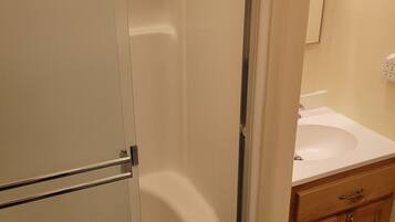 シャワー、タオル、石鹸、トイレットペーパー