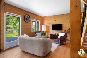 TV, fireplace - Gîtes de France® - Cozy Chaumier Cottage (SAINT ARNOULT)