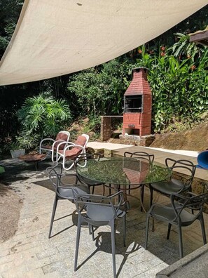 Outdoor dining - Welcoming 3-bedroom house in Angra dos Reis for your getaway (Angra dos Reis)