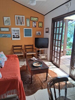 TV, fireplace, books, stereo - Welcoming 3-bedroom house in Angra dos Reis for your getaway (Angra dos Reis)