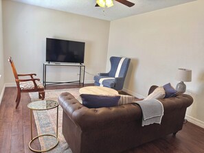Smart TV - Peaceful 2-bedroom house with one car garage in charming Bullard (Bullard)