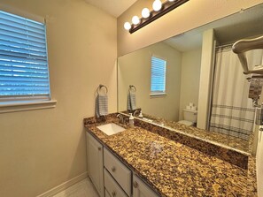 Towels, soap, shampoo, toilet paper - Peaceful 2-bedroom house with one car garage in charming Bullard (Bullard)