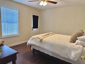 Iron/ironing board, free WiFi, bed sheets - Peaceful 2-bedroom house with one car garage in charming Bullard (Bullard)