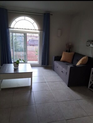 Smart TV - Cozy 2-bedroom house in pleasant Palmdale with AC  / Fast internet (Palmdale)