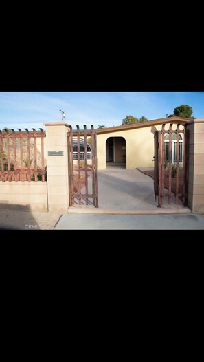 Exterior - Cozy 2-bedroom house in pleasant Palmdale with AC  / Fast internet (Palmdale)
