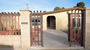 Exterior - Cozy 2-bedroom house in pleasant Palmdale with AC  / Fast internet (Palmdale)