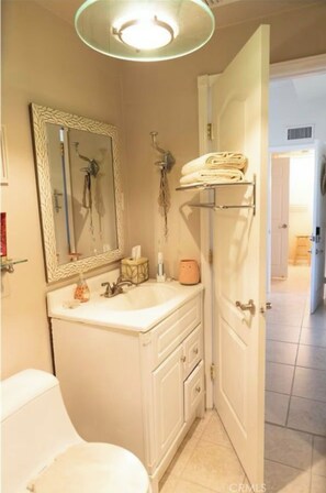 Hair dryer, towels, soap, toilet paper - Cozy 2-bedroom house in pleasant Palmdale with AC  / Fast internet (Palmdale)