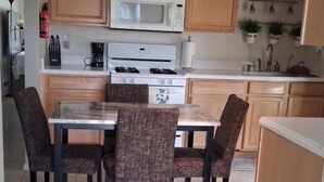 Coffee/tea maker, fridge, microwave, oven - Cozy 2-bedroom house in pleasant Palmdale with AC  / Fast internet (Palmdale)