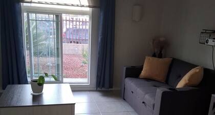 Cozy 2-bedroom house in pleasant Palmdale with AC / Fast internet
