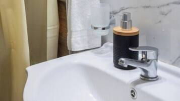 Bruser, bidet, Sæbe, Toiletpapir