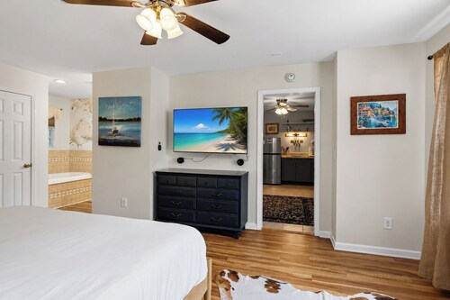 Brick House By the Bay | Bay Walk + Local Life