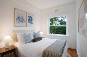 Room - Winchester Stylish Art Deco Apartment in Edgecliff (Edgecliff)
