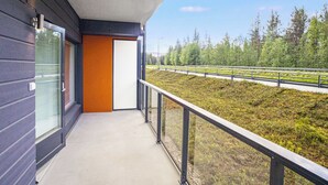 A balcony with a view of a forested area and a road. - Äkäspokka by Interhome (Äkäslompolo)