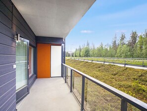 A balcony with a view of a forested area and a road. - Äkäspokka by Interhome (Äkäslompolo)