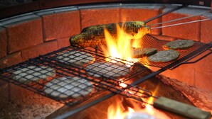 Un gril sur lequel des aliments sont en train de cuire au-dessus d’une flamme nue.