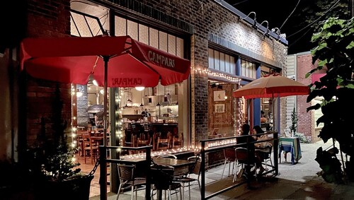 Cool apartment in vibrant Seattle neighborhood.Restaurants, bars and Light Rail.