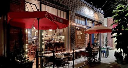 Cool apartment in vibrant Seattle neighborhood.Restaurants, bars and Light Rail.