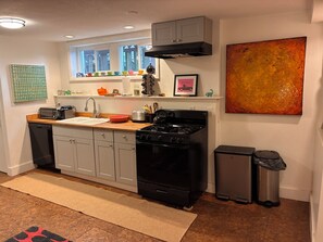 Private kitchen - Cool apartment in vibrant Seattle neighborhood.Restaurants, bars and Light Rail. (Seattle)