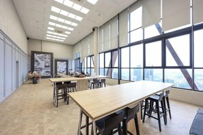 A spacious office with large windows, a long table, and several chairs. - Scarletz KLCC @ Apartments By Edwin 【Located KLCC + 6mins Kuala Lumpur Tower（KL Tower） 】 (Kuala Lumpur)