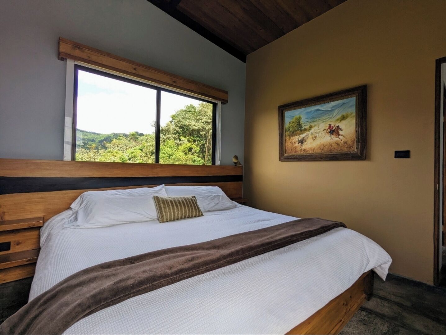 Cuna de viaje, wifi y ropa de cama 