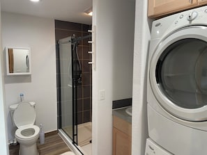 Regadera, toallas, jabón, papel de baño 