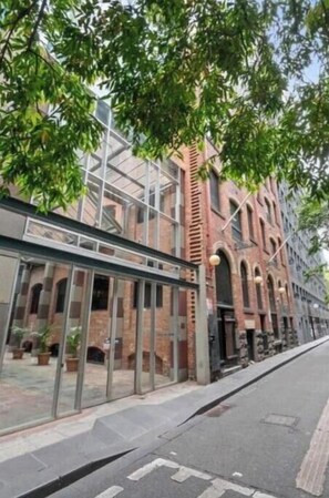 Unclassified image, 3 of 46, button - Spacious Central Melbourne 3 Bedroom Apartment on Hardware Street 88m² (Melbourne)