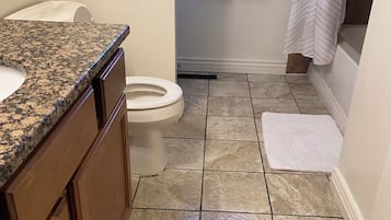 Haartrockner, Handtücher, Seife, Toilettenpapier