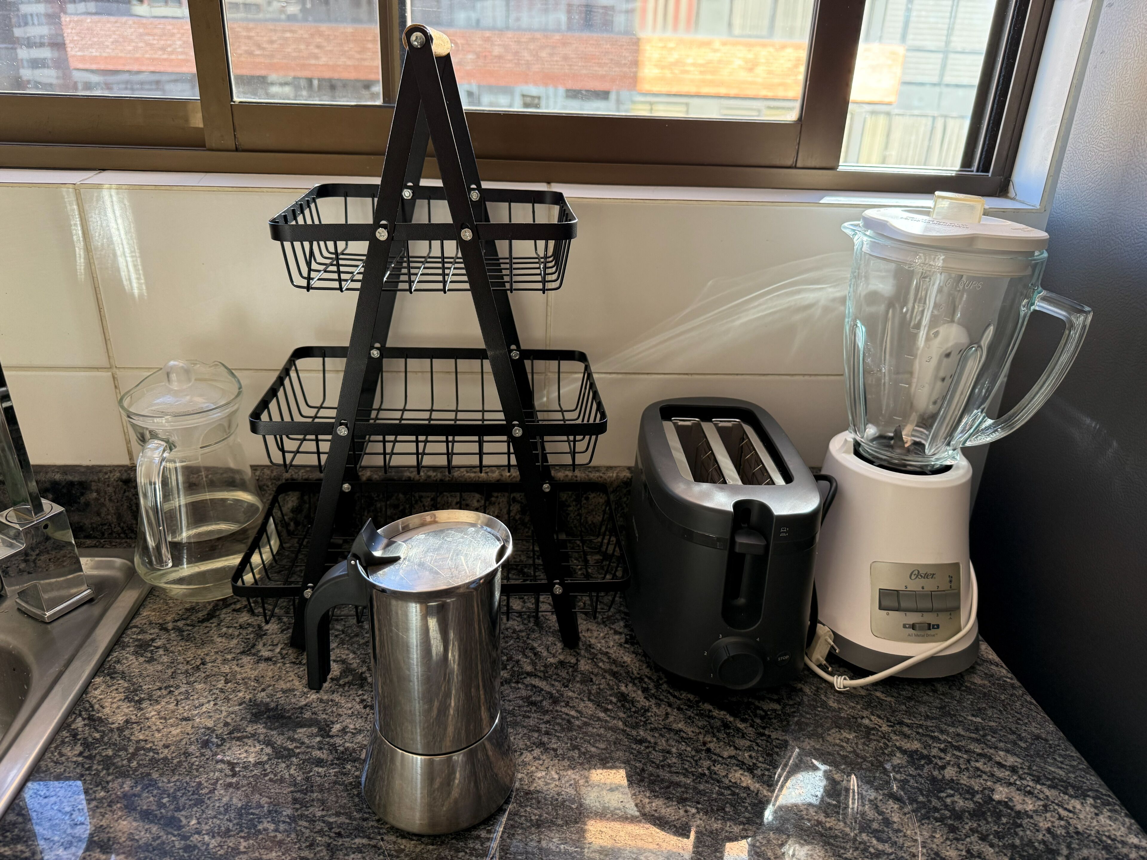 Cafetière/bouilloire, réfrigérateur, micro-ondes, four