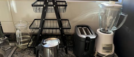Cafetière/bouilloire, réfrigérateur, micro-ondes, four