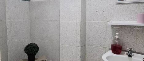 Dusche, Haartrockner, Handtücher, Seife