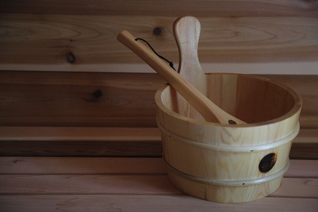 Un juego de mortero y pilón de madera sobre una superficie de madera.