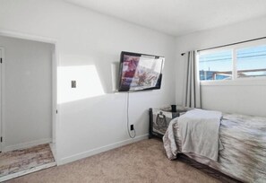 3 habitaciones, tabla de planchar con plancha, wifi y ropa de cama