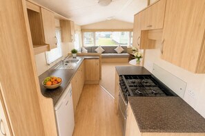 Fridge, microwave, oven, stovetop - Billing Aquadrome Holiday Park, 2-bed Caravan (Billing Aquadrome, Nothampton)