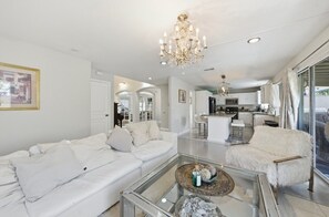 Living area - Stunning villa mins to beaches (Lomita)