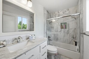 Bathroom - Stunning villa mins to beaches (Lomita)