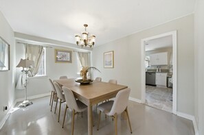 Dining - Stunning villa mins to beaches (Lomita)
