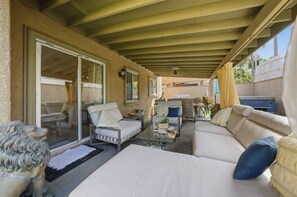Terrace/patio - Stunning villa mins to beaches (Lomita)