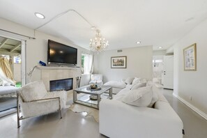 Living area - Stunning villa mins to beaches (Lomita)
