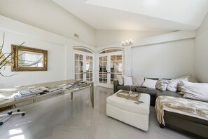 Living area - Stunning villa mins to beaches (Lomita)