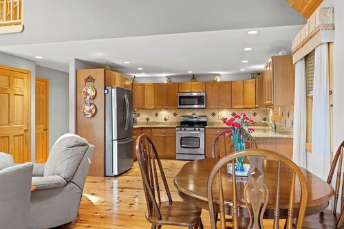 Family and dog friendly lakeview 3-bedroom house in Wakefield NH