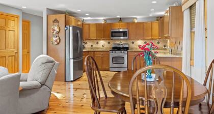 Family and dog friendly lakeview 3-bedroom house in Wakefield NH