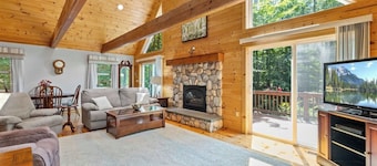 Family and dog friendly lakeview 3-bedroom house in Wakefield NH