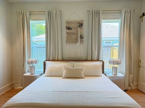 Tabla de planchar con plancha, wifi y ropa de cama