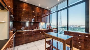 Luxury-Apartment, Balkon, Stadtblick | Eigene Küche