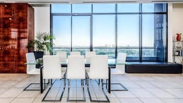 Luxury-Apartment, Balkon, Stadtblick | Innenbereich