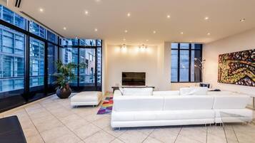 Luxury-Apartment, Balkon, Stadtblick | Wohnbereich
