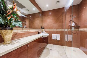 Luxury Apartment, Balcony, City View | Bathroom | Towels - Exclusive Stays - Gallery Penthouse (Southbank)