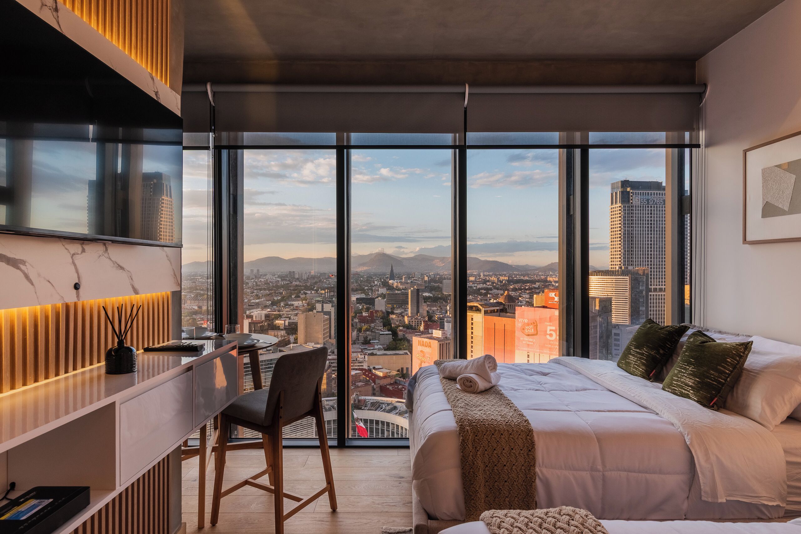 Estudio Deluxe, vista a la ciudad | Cortinas blackout, tabla de planchar con plancha y wifi gratis 